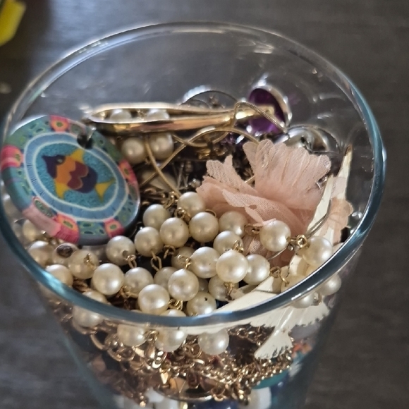 Assorted Jewelry in Glass Vase - Picture 5 of 5